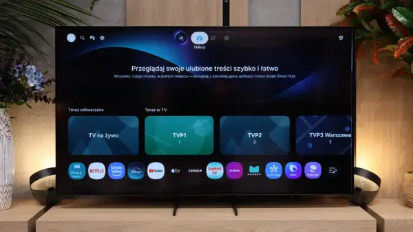 Telewizor z interfejsem Smart Hub. Widoczne aplikacje: TVP1, TVP2, Netflix, Prime Video, Disney+, YouTube.